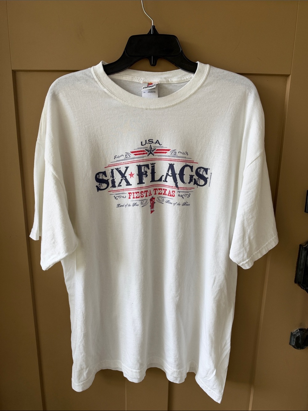 Hanes Vintage 100% Cotton Like New Six Flags Fiesta Texas Graphic White Tee